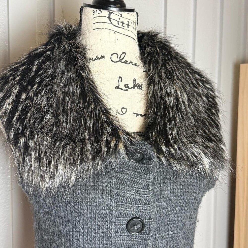 Ann Taylor Faux Fur Collar sleeves vest button up knit sweater pockets size M - Picture 3 of 7
